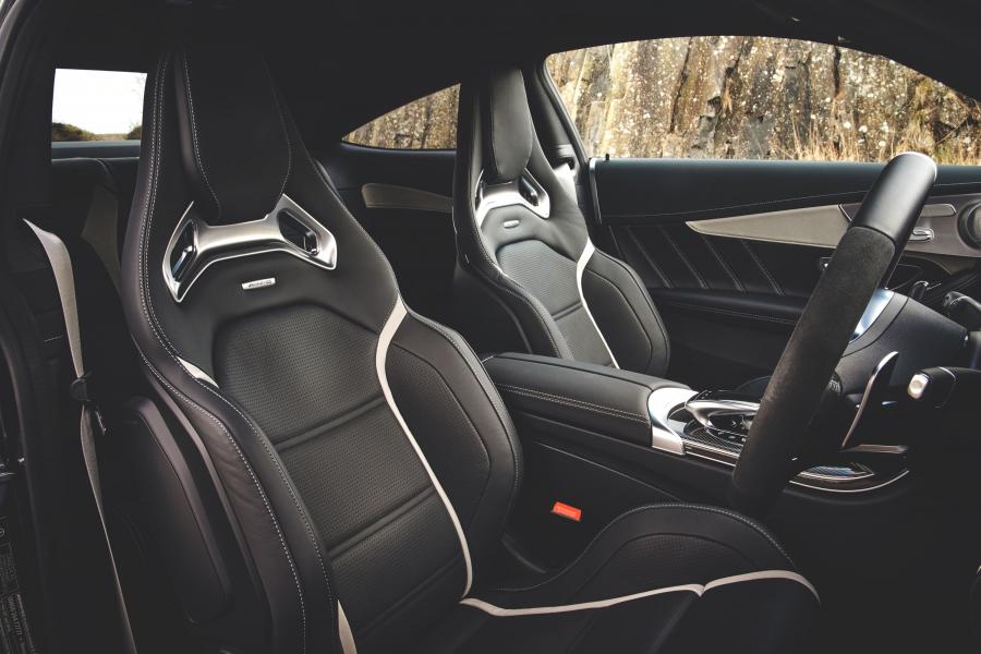 Интерьер Mercedes-AMG C63 S Coupe (C205) 2018 года  (UK) (фото 12 из 40)